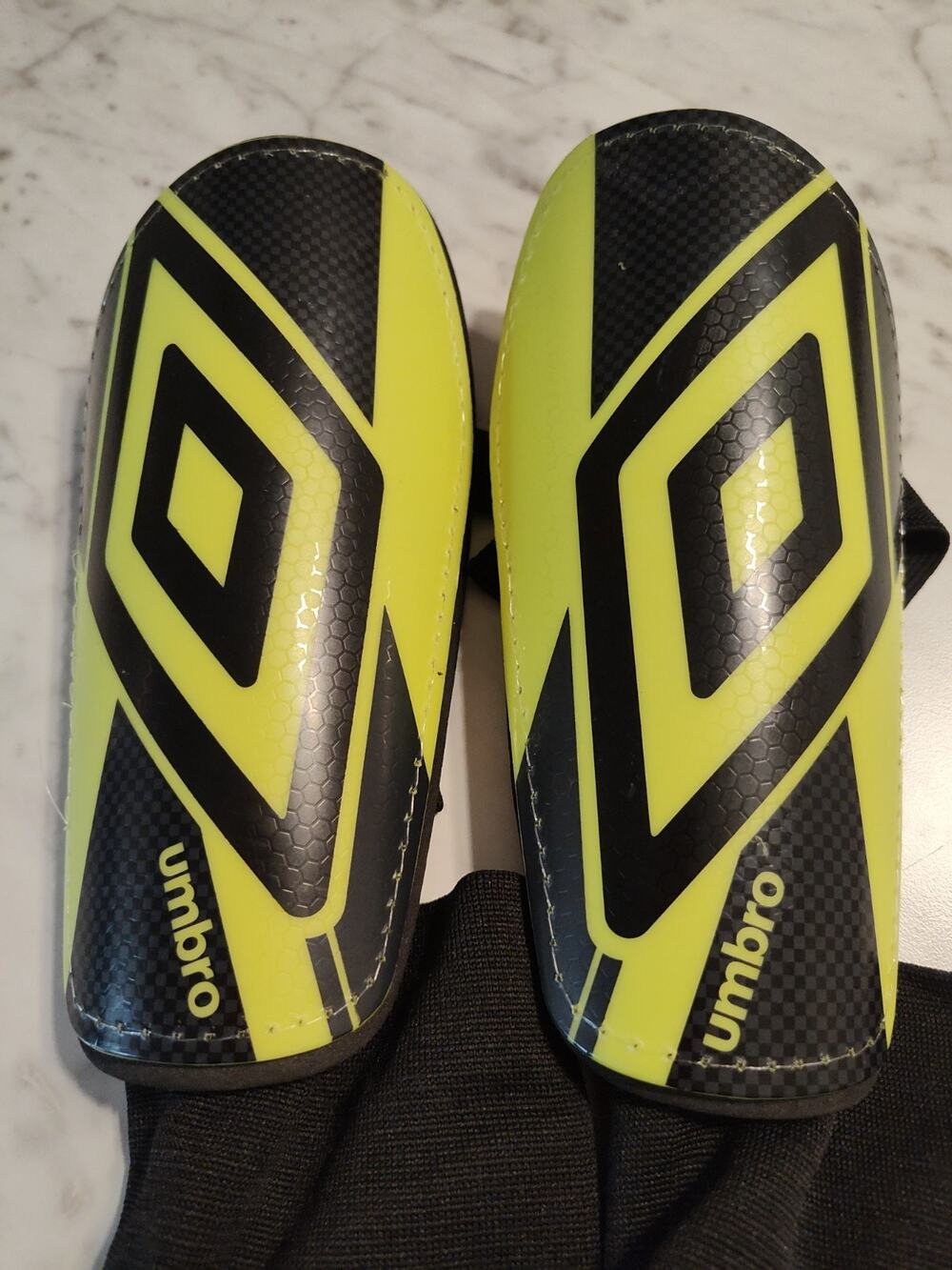 Umbro Junior Stirrup Soccer Shinguards 5'3" - 5'11" Green Black